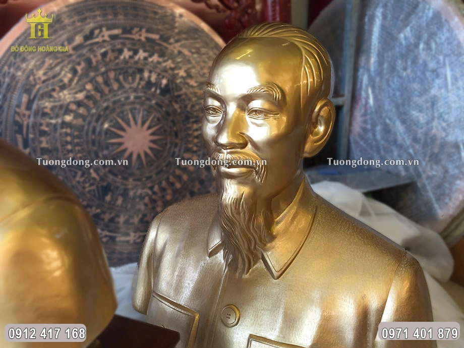 Bác được đúc theo dáng bán thân